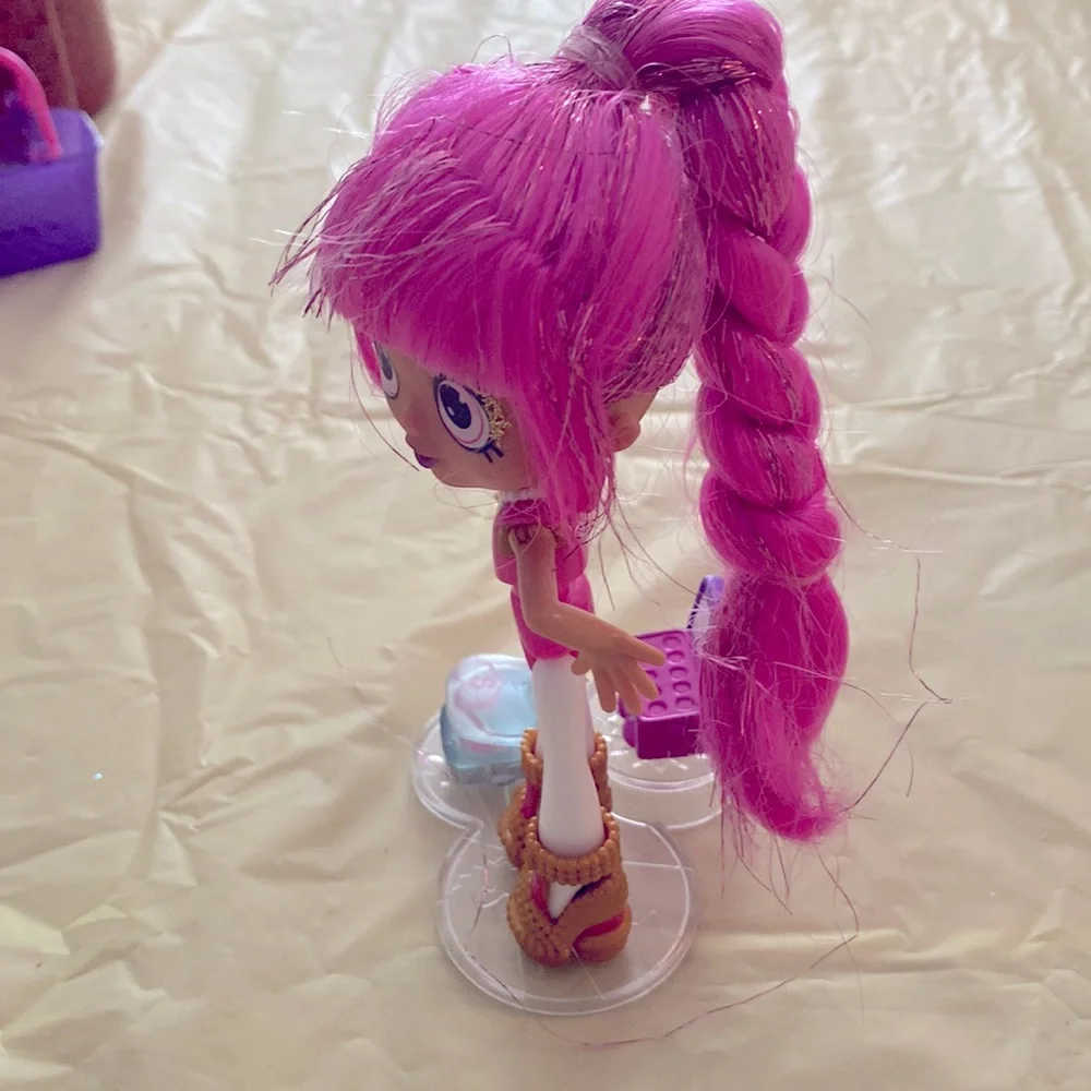 Shopkins Lippy Lulu with Iris Eyeshadow, Mindy Mirror (Stand not included).
